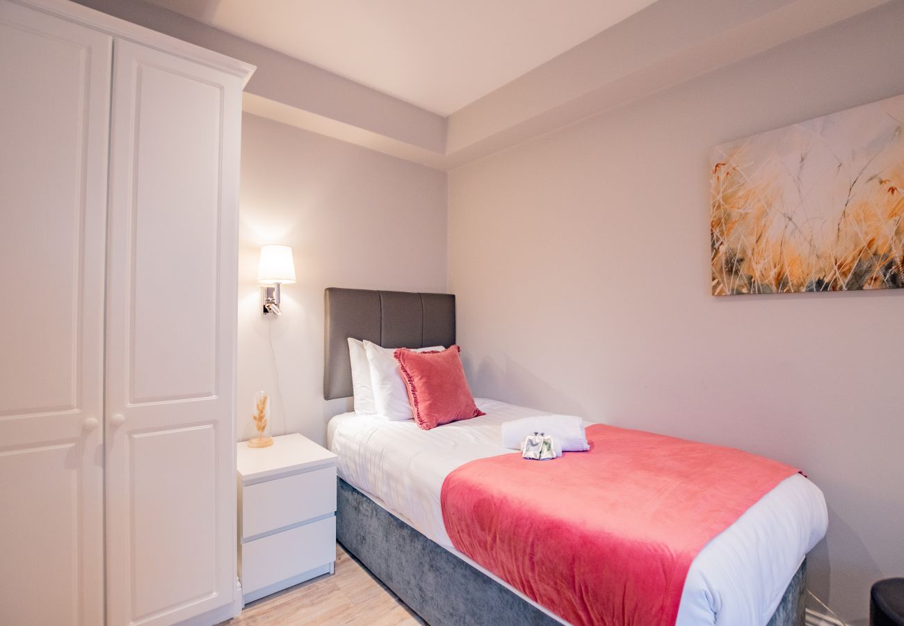 Apartment in Galway City - Harbour View Suites - Unit B - 3Bed/2Bath - 6 Sleeper