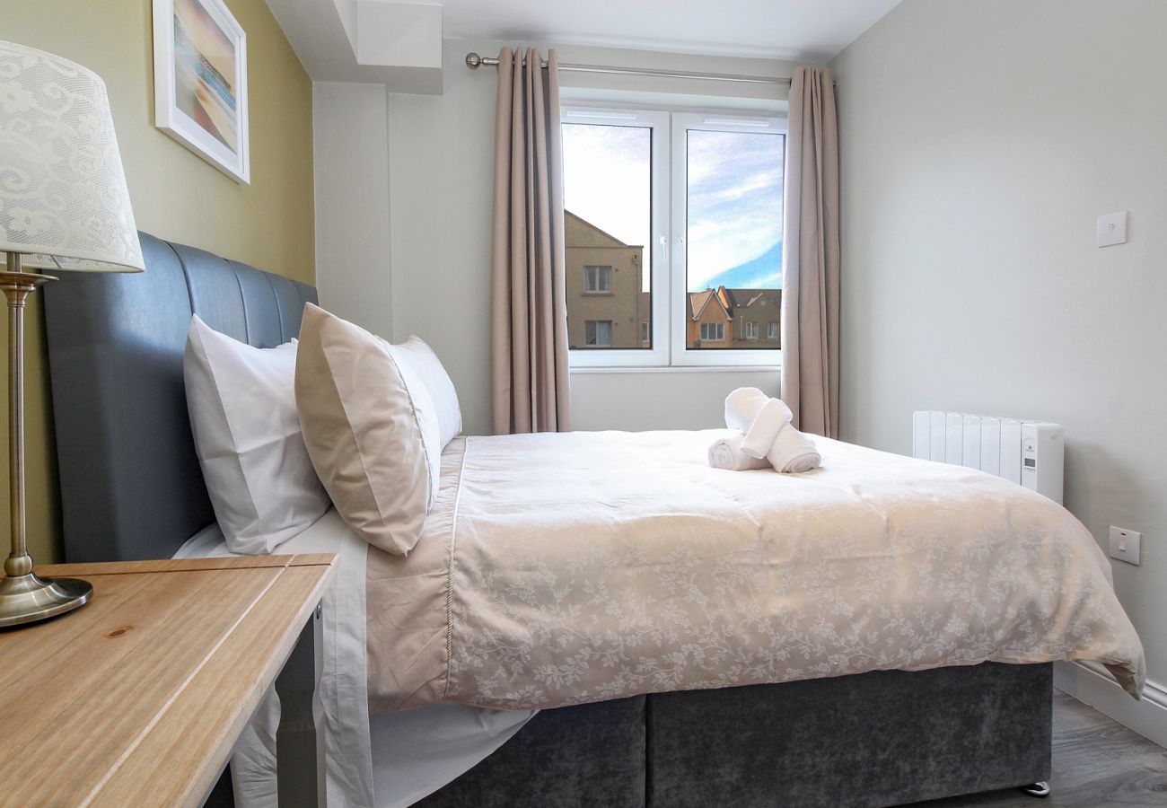 Apartment in Galway City - Stylish Harbour View Apartment in a Private Building. Family Friendly