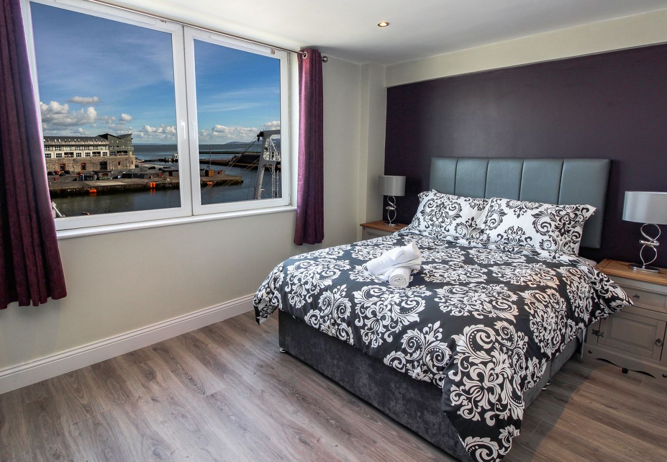 Apartment in Galway City - Stylish Harbour View Apartment in a Private Building. Family Friendly