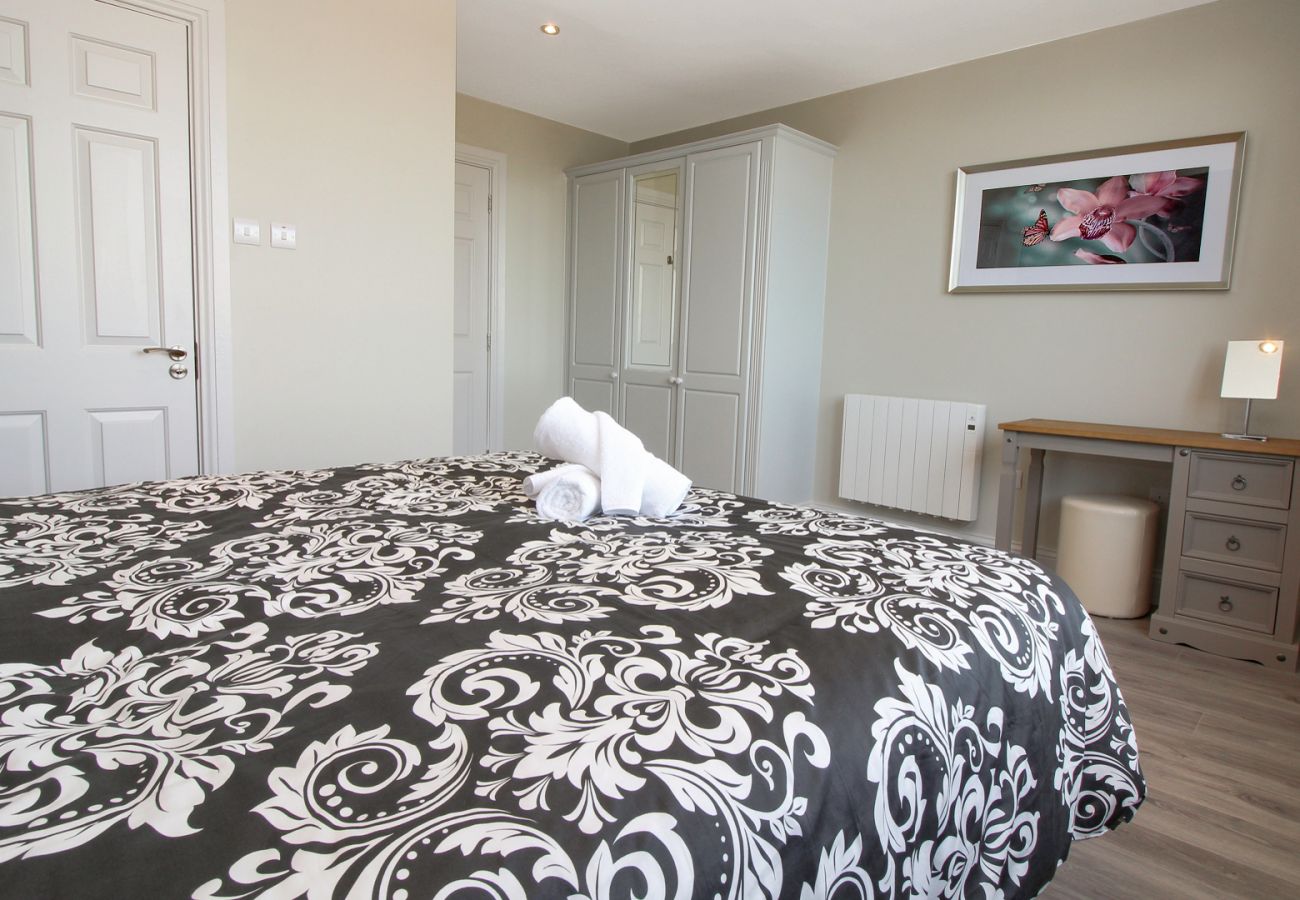 Apartment in Galway City - Stylish Harbour View Apartment in a Private Building. Family Friendly