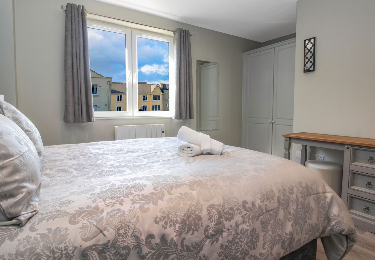 Apartment in Galway City - Stylish Harbour View Apartment in a Private Building. Family Friendly