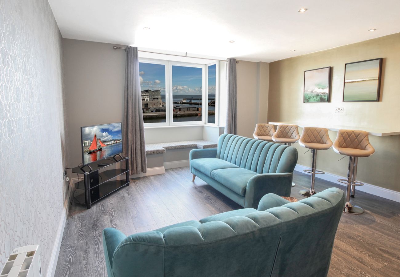 Apartment in Galway City - Stylish Harbour View Apartment in a Private Building. Family Friendly