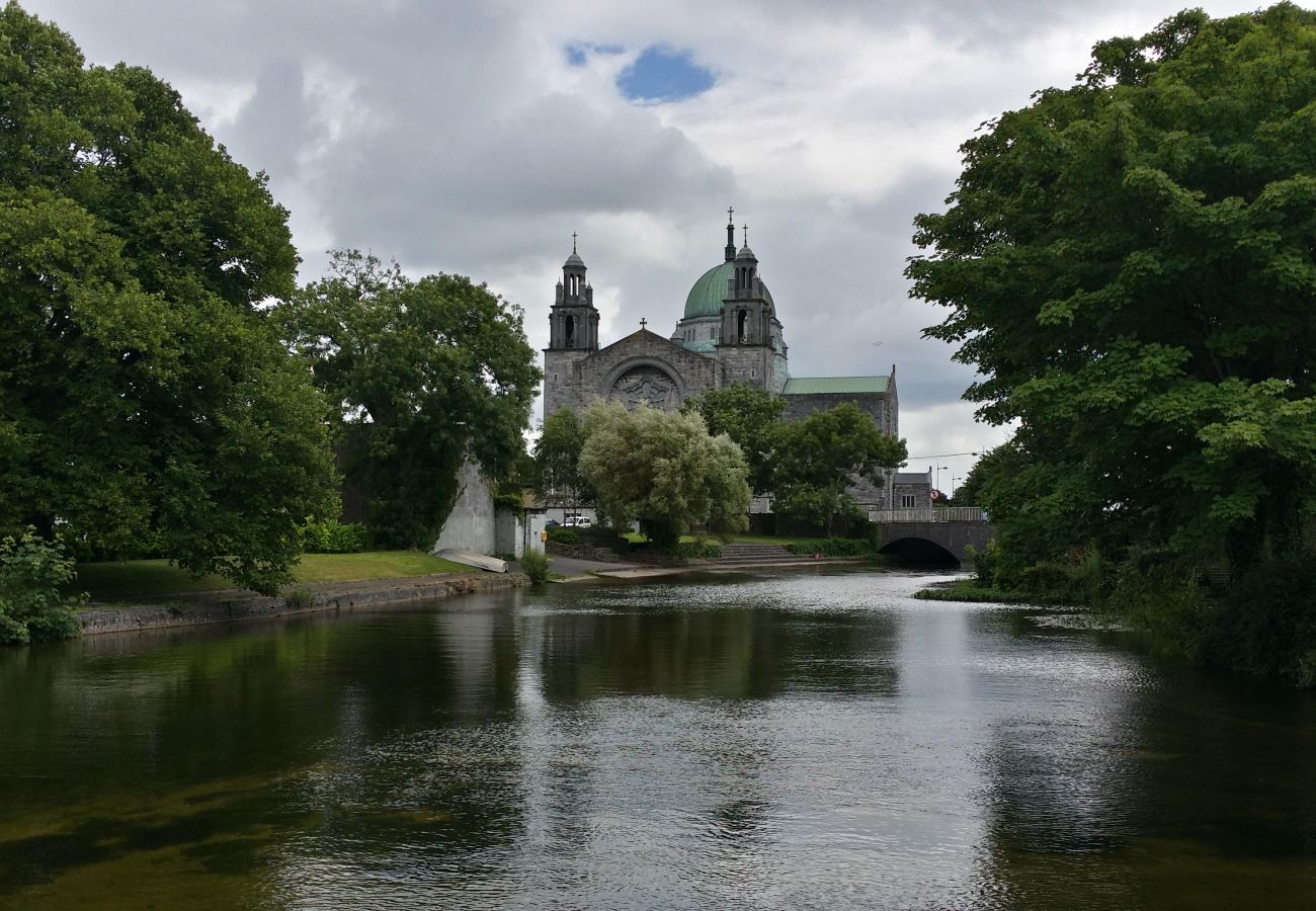 Townhouse in Galway City - Tropical Vibes in the City of Tribes - 2 bedroom Townhouse - Sleeps 6. 5 min walk to Eyre Sq.