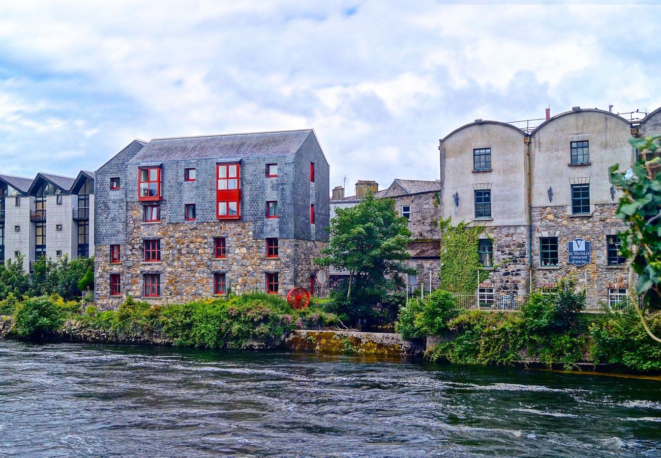 Townhouse in Galway City - Tropical Vibes in the City of Tribes - 2 bedroom Townhouse - Sleeps 6. 5 min walk to Eyre Sq.