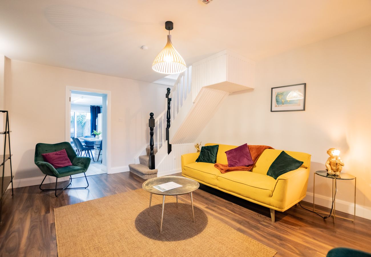 Townhouse in Galway City - Tropical Vibes in the City of Tribes - 2 bedroom Townhouse - Sleeps 6. 5 min walk to Eyre Sq.