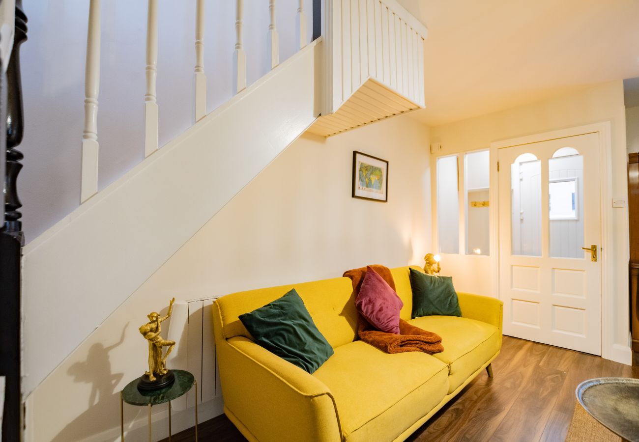 Townhouse in Galway City - Tropical Vibes in the City of Tribes - 2 bedroom Townhouse - Sleeps 6. 5 min walk to Eyre Sq.