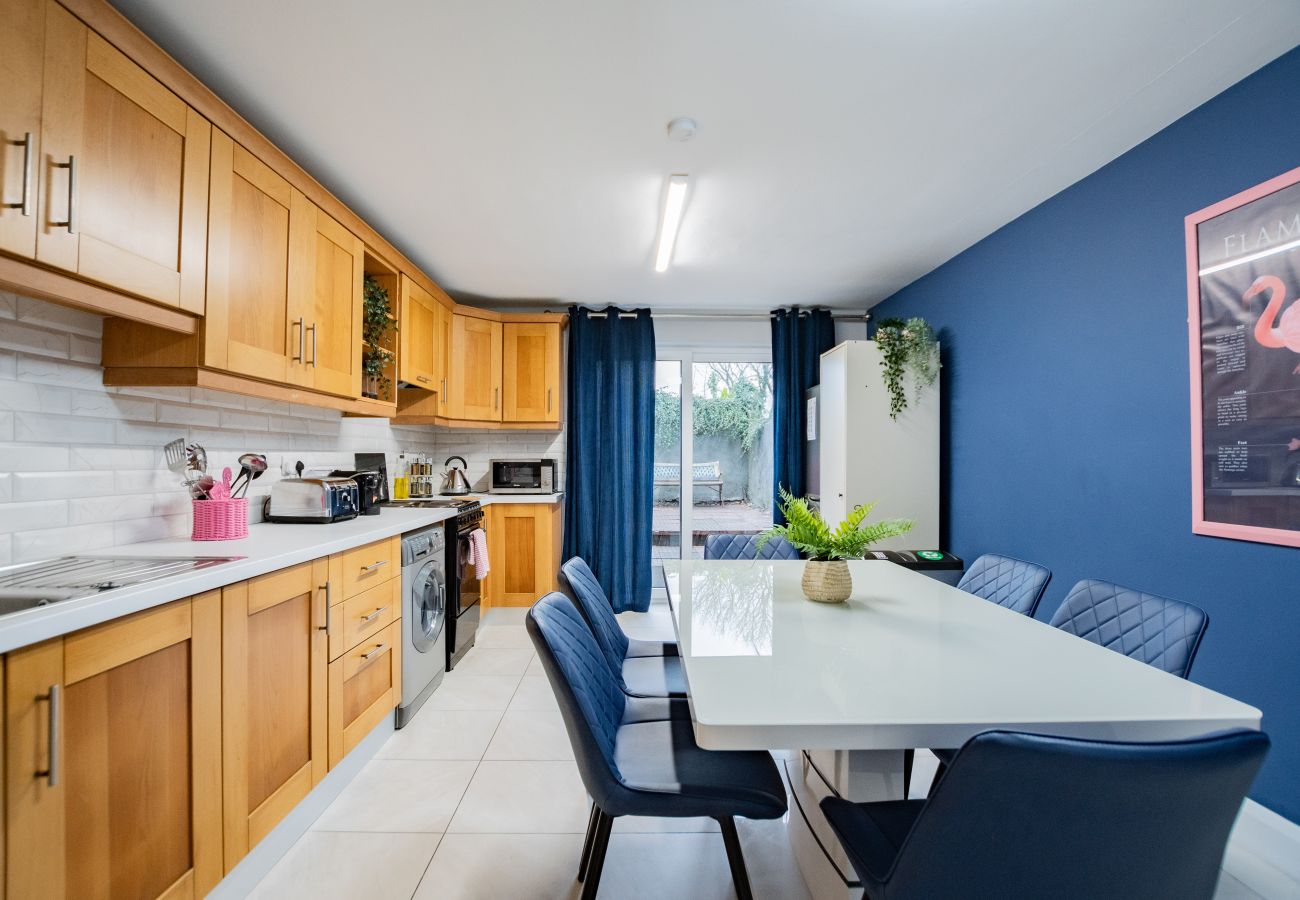 Townhouse in Galway City - Tropical Vibes in the City of Tribes - 2 bedroom Townhouse - Sleeps 6. 5 min walk to Eyre Sq.