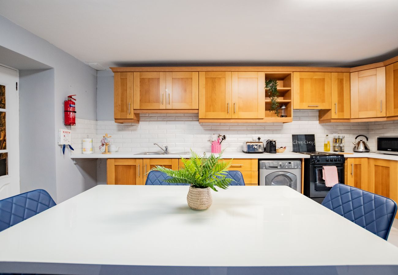 Townhouse in Galway City - Tropical Vibes in the City of Tribes - 2 bedroom Townhouse - Sleeps 6. 5 min walk to Eyre Sq.