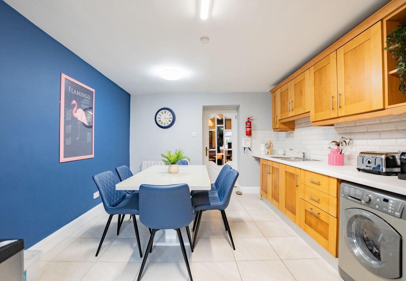 Townhouse in Galway City - Tropical Vibes in the City of Tribes - 2 bedroom Townhouse - Sleeps 6. 5 min walk to Eyre Sq.