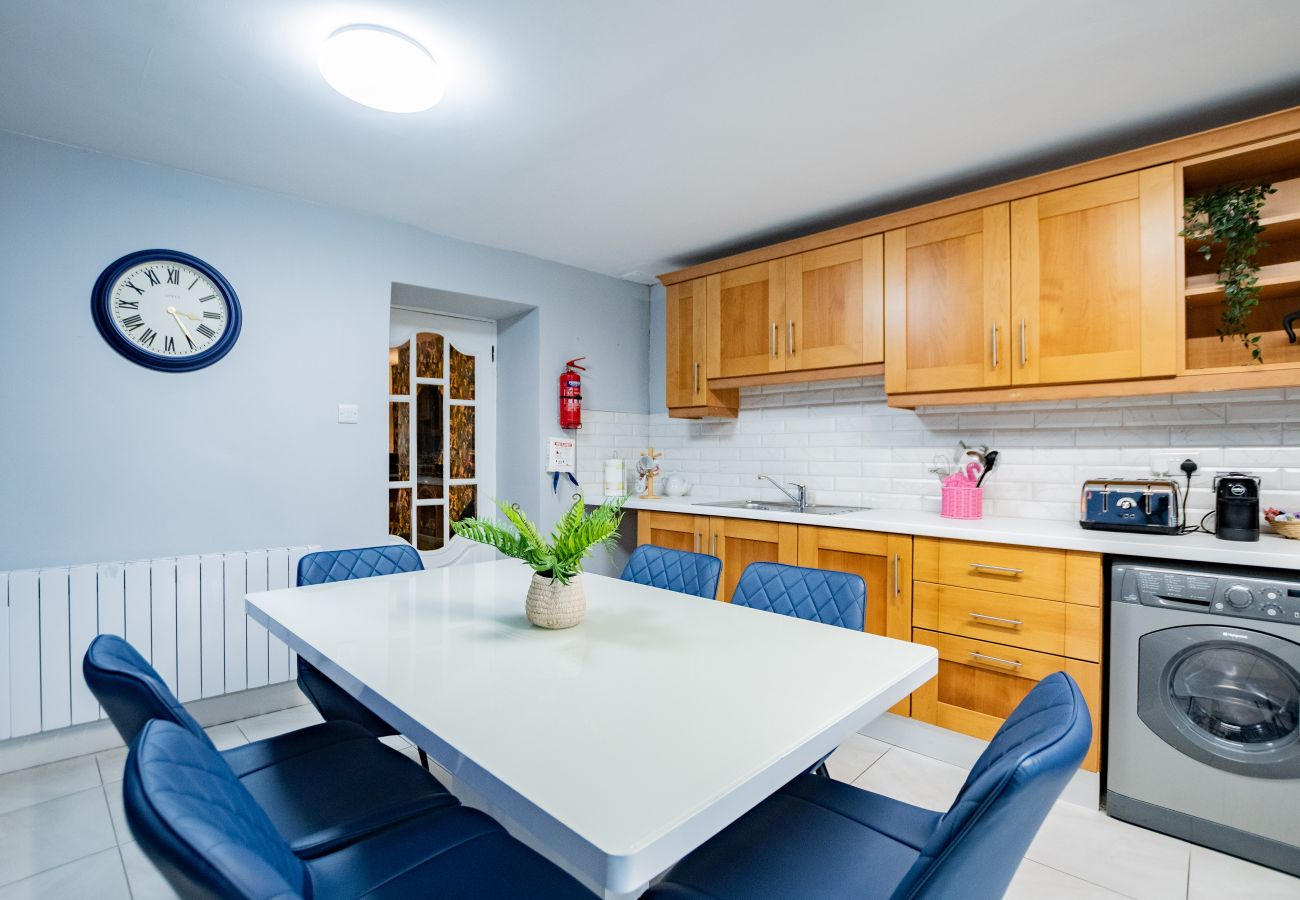 Townhouse in Galway City - Tropical Vibes in the City of Tribes - 2 bedroom Townhouse - Sleeps 6. 5 min walk to Eyre Sq.