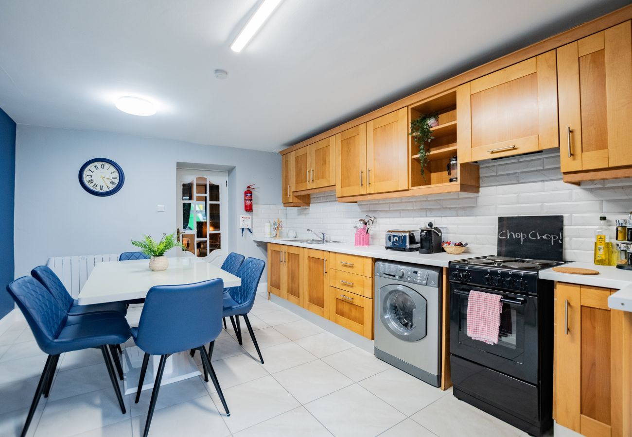 Townhouse in Galway City - Tropical Vibes in the City of Tribes - 2 bedroom Townhouse - Sleeps 6. 5 min walk to Eyre Sq.