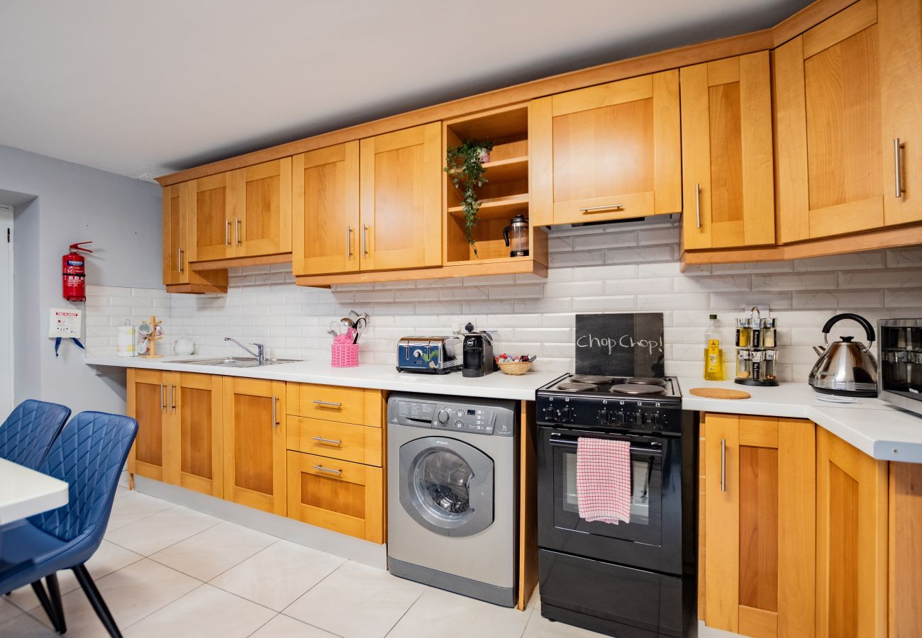 Townhouse in Galway City - Tropical Vibes in the City of Tribes - 2 bedroom Townhouse - Sleeps 6. 5 min walk to Eyre Sq.