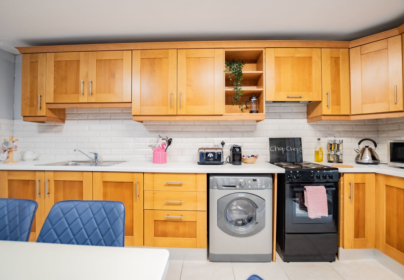 Townhouse in Galway City - Tropical Vibes in the City of Tribes - 2 bedroom Townhouse - Sleeps 6. 5 min walk to Eyre Sq.