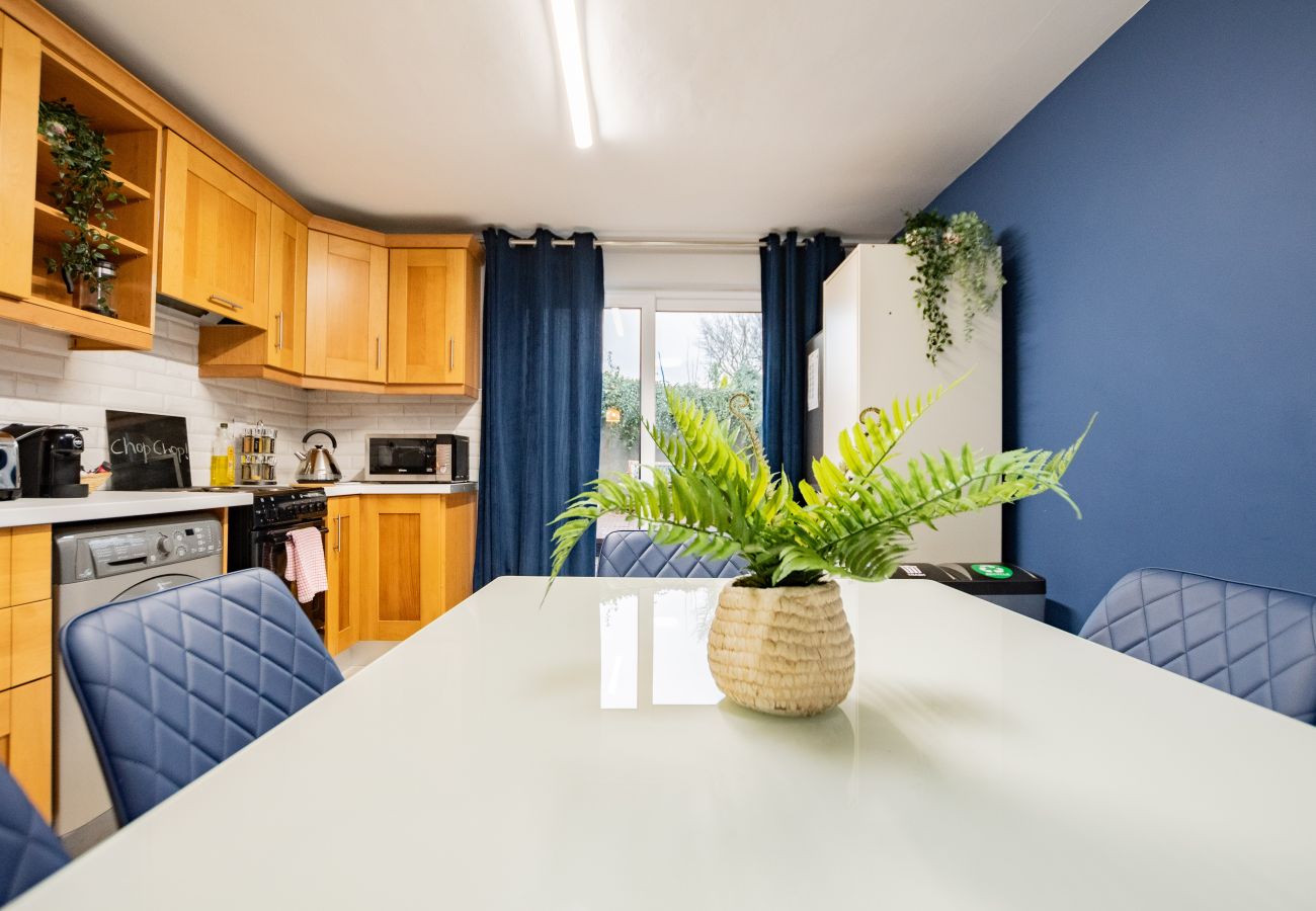 Townhouse in Galway City - Tropical Vibes in the City of Tribes - 2 bedroom Townhouse - Sleeps 6. 5 min walk to Eyre Sq.