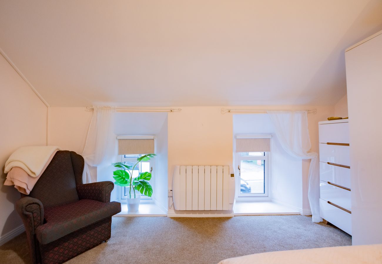 Townhouse in Galway City - Tropical Vibes in the City of Tribes - 2 bedroom Townhouse - Sleeps 6. 5 min walk to Eyre Sq.