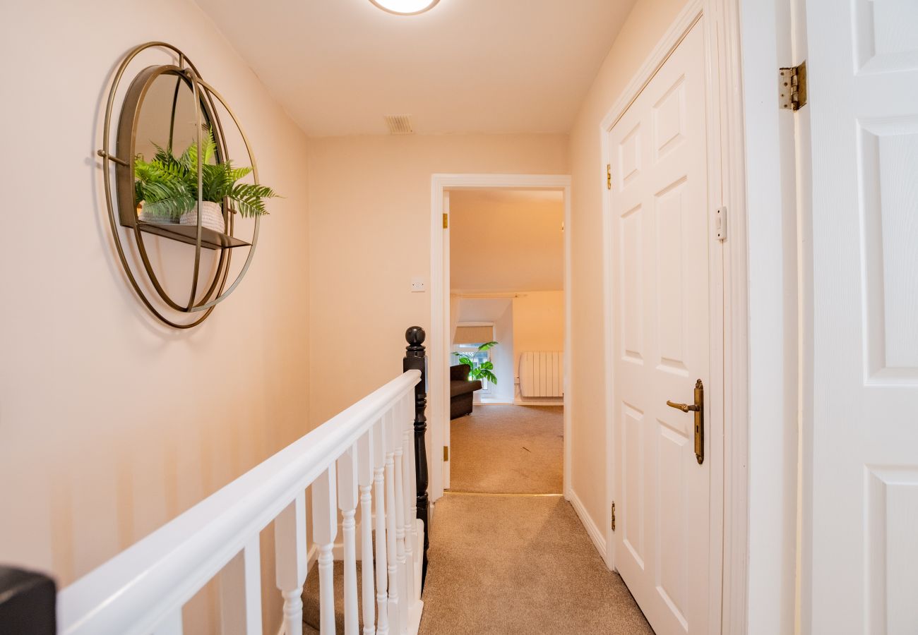 Townhouse in Galway City - Tropical Vibes in the City of Tribes - 2 bedroom Townhouse - Sleeps 6. 5 min walk to Eyre Sq.