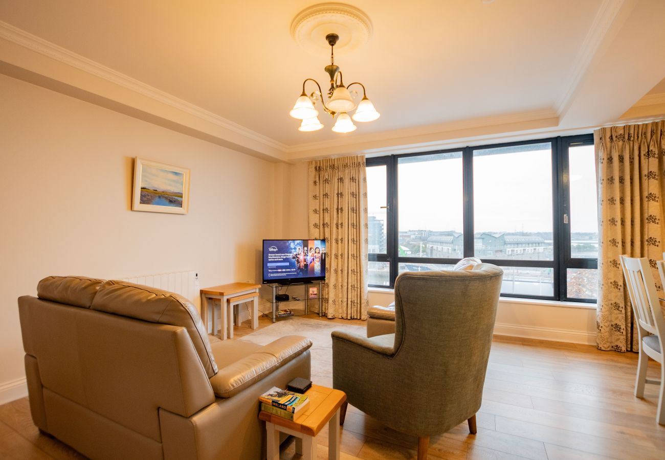 Apartment in Galway City - PENTHOUSE with Harbour and Panoramic Water Views. Private Rooftop Terrace. Family Friendly. Free Parking