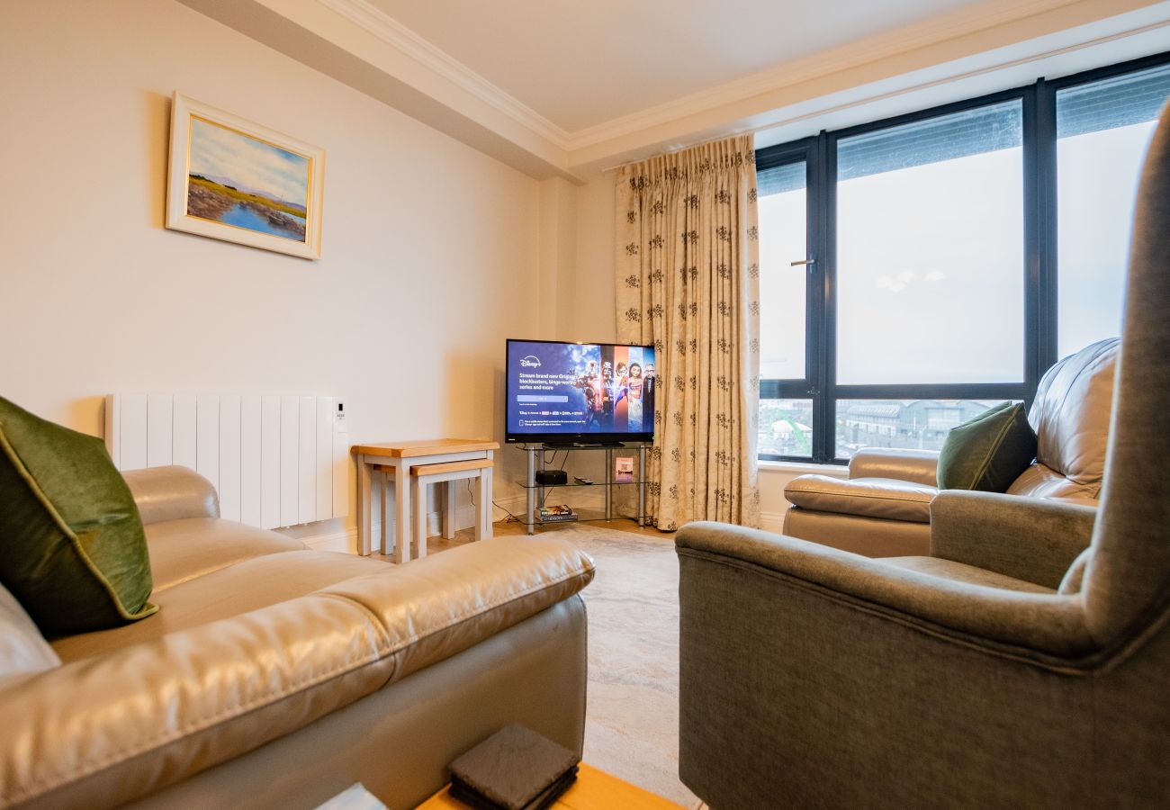 Apartment in Galway City - PENTHOUSE with Harbour and Panoramic Water Views. Private Rooftop Terrace. Family Friendly. Free Parking