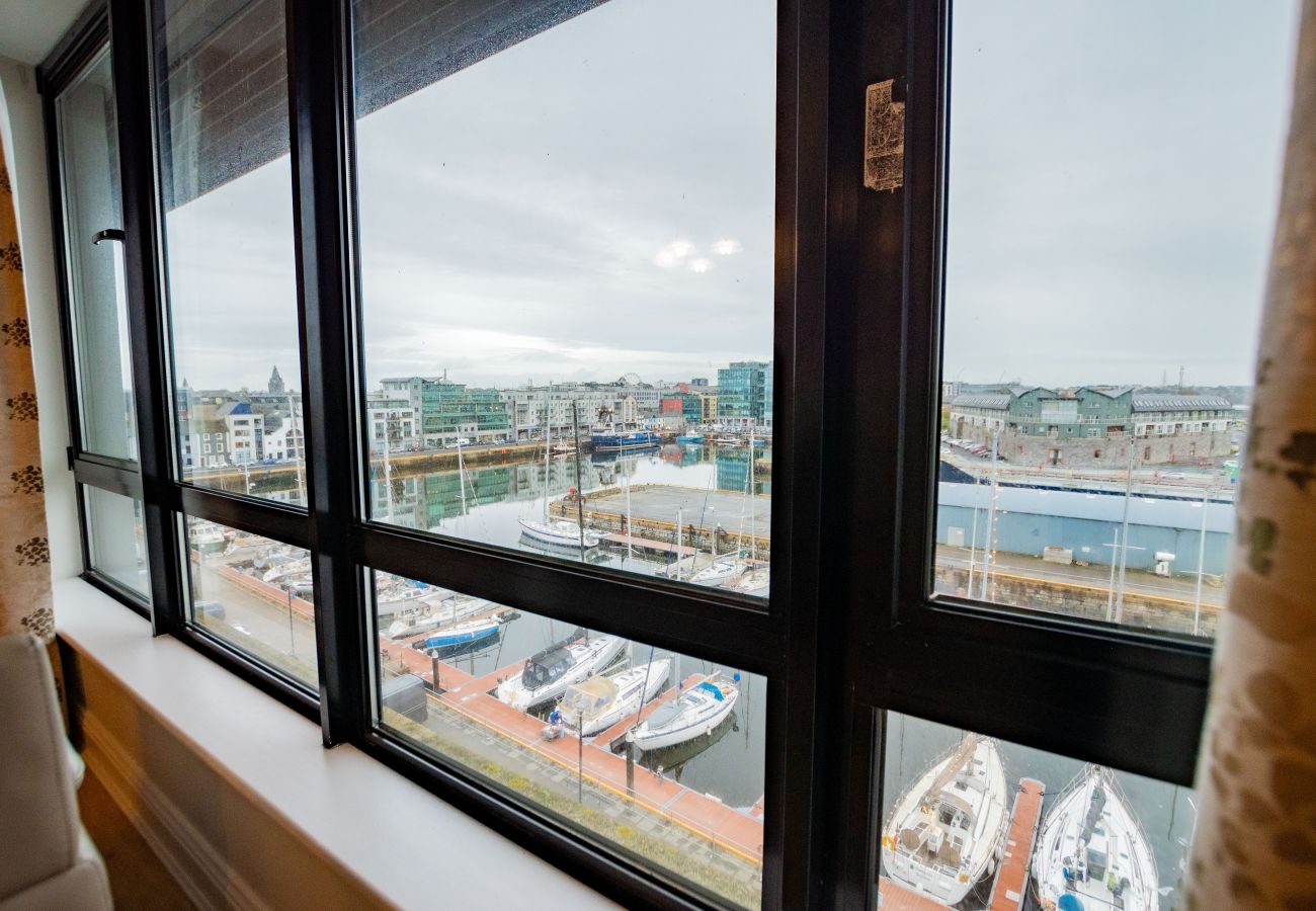 Apartment in Galway City - PENTHOUSE with Harbour and Panoramic Water Views. Private Rooftop Terrace. Family Friendly. Free Parking