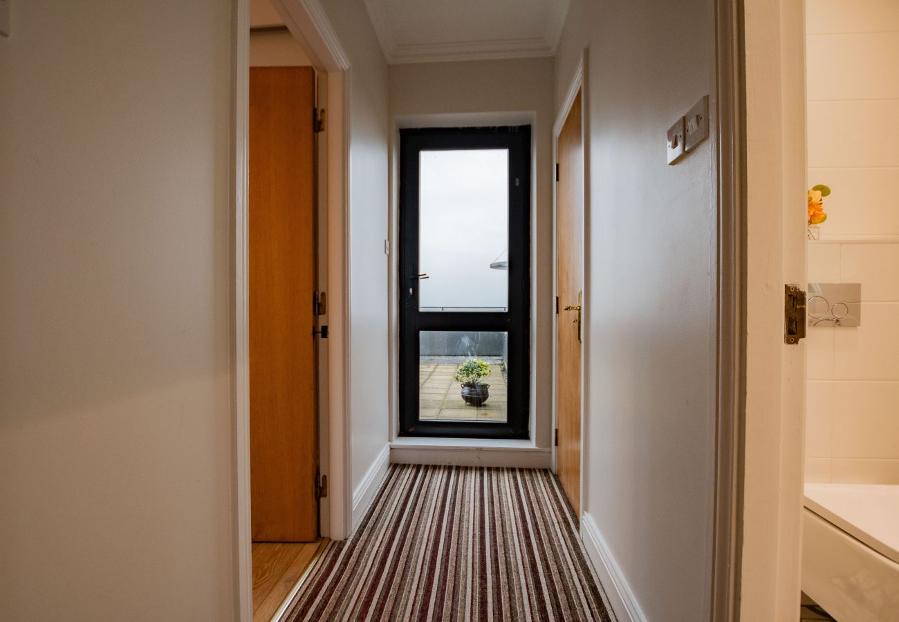 Apartment in Galway City - PENTHOUSE with Harbour and Panoramic Water Views. Private Rooftop Terrace. Family Friendly. Free Parking