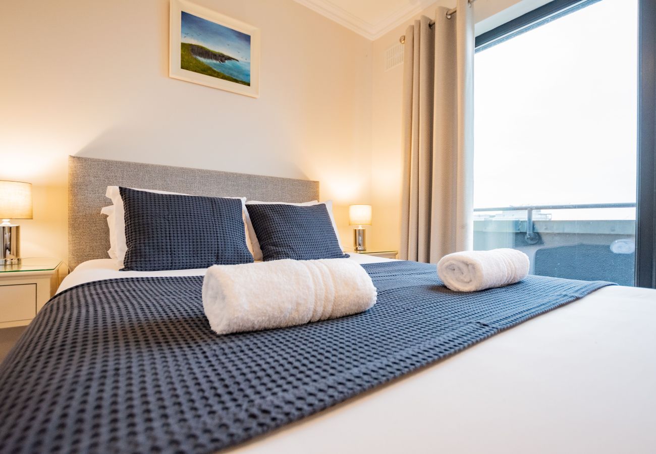 Apartment in Galway City - PENTHOUSE with Harbour and Panoramic Water Views. Private Rooftop Terrace. Family Friendly. Free Parking