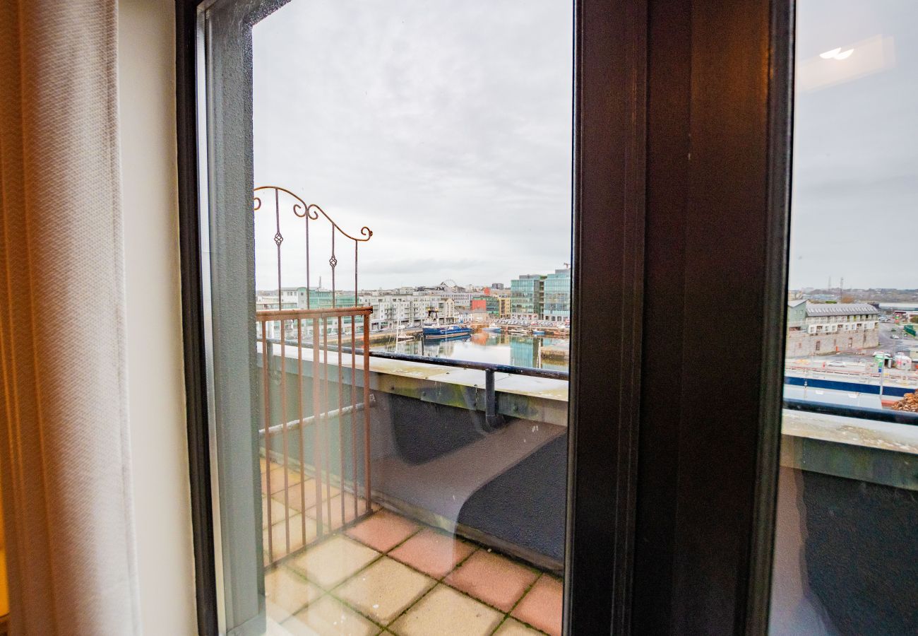 Apartment in Galway City - PENTHOUSE with Harbour and Panoramic Water Views. Private Rooftop Terrace. Family Friendly. Free Parking