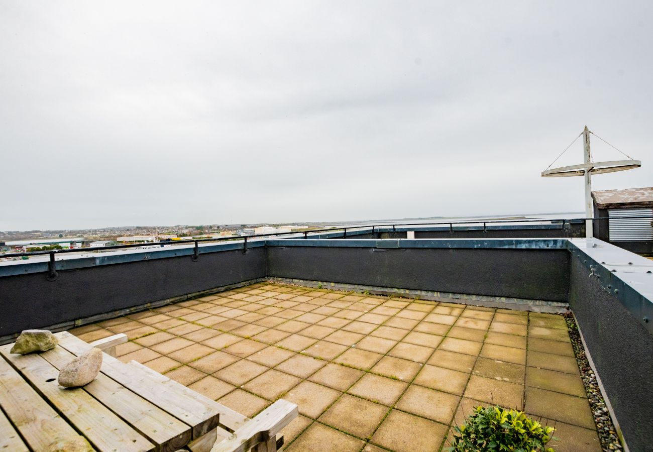 Apartment in Galway City - PENTHOUSE with Harbour and Panoramic Water Views. Private Rooftop Terrace. Family Friendly. Free Parking