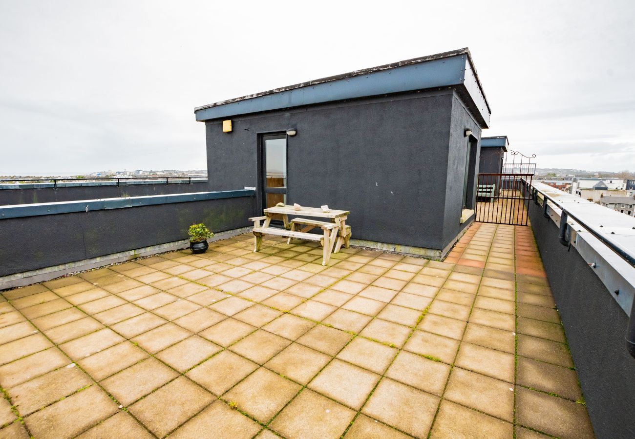 Apartment in Galway City - PENTHOUSE with Harbour and Panoramic Water Views. Private Rooftop Terrace. Family Friendly. Free Parking