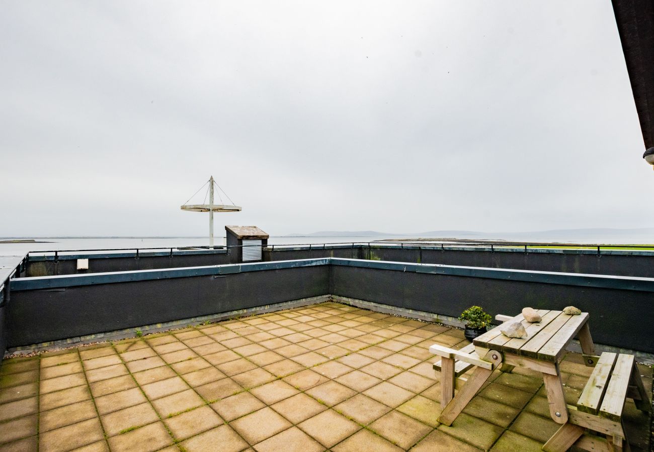 Apartment in Galway City - PENTHOUSE with Harbour and Panoramic Water Views. Private Rooftop Terrace. Family Friendly. Free Parking