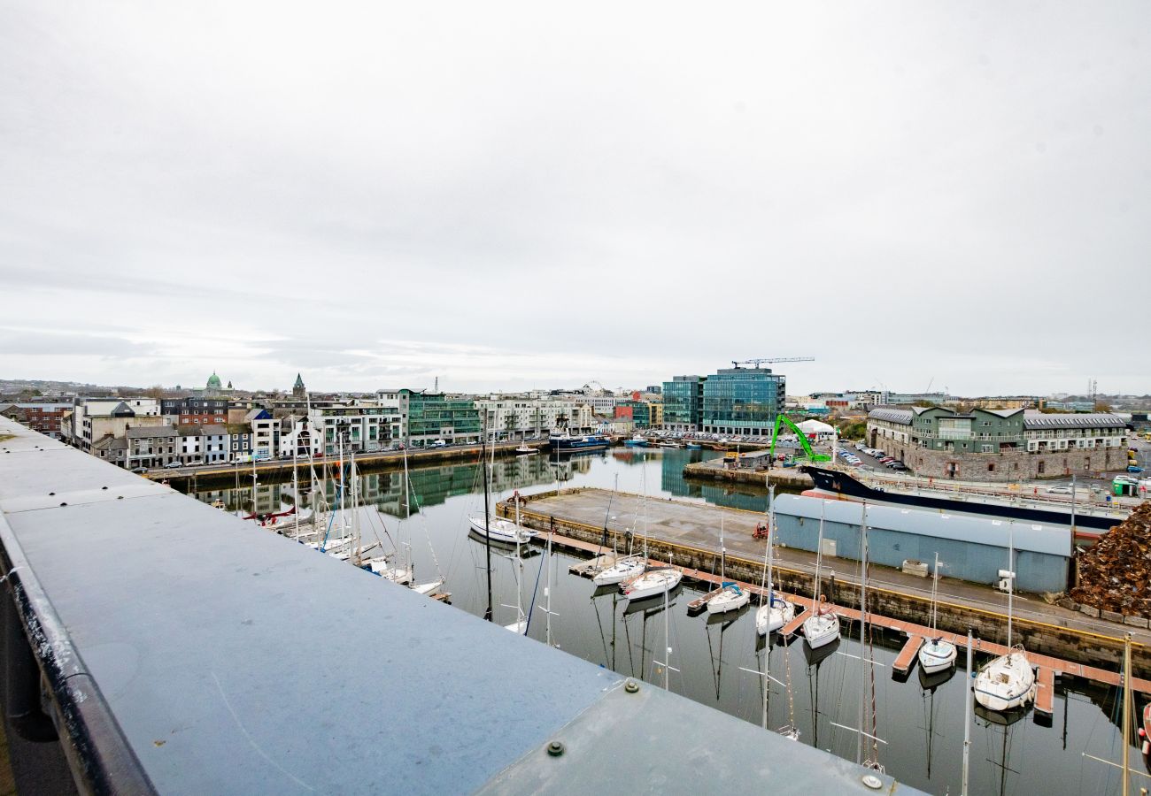 Apartment in Galway City - PENTHOUSE with Harbour and Panoramic Water Views. Private Rooftop Terrace. Family Friendly. Free Parking