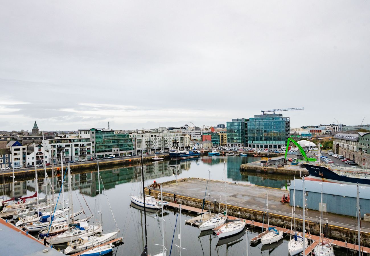 Apartment in Galway City - PENTHOUSE with Harbour and Panoramic Water Views. Private Rooftop Terrace. Family Friendly. Free Parking