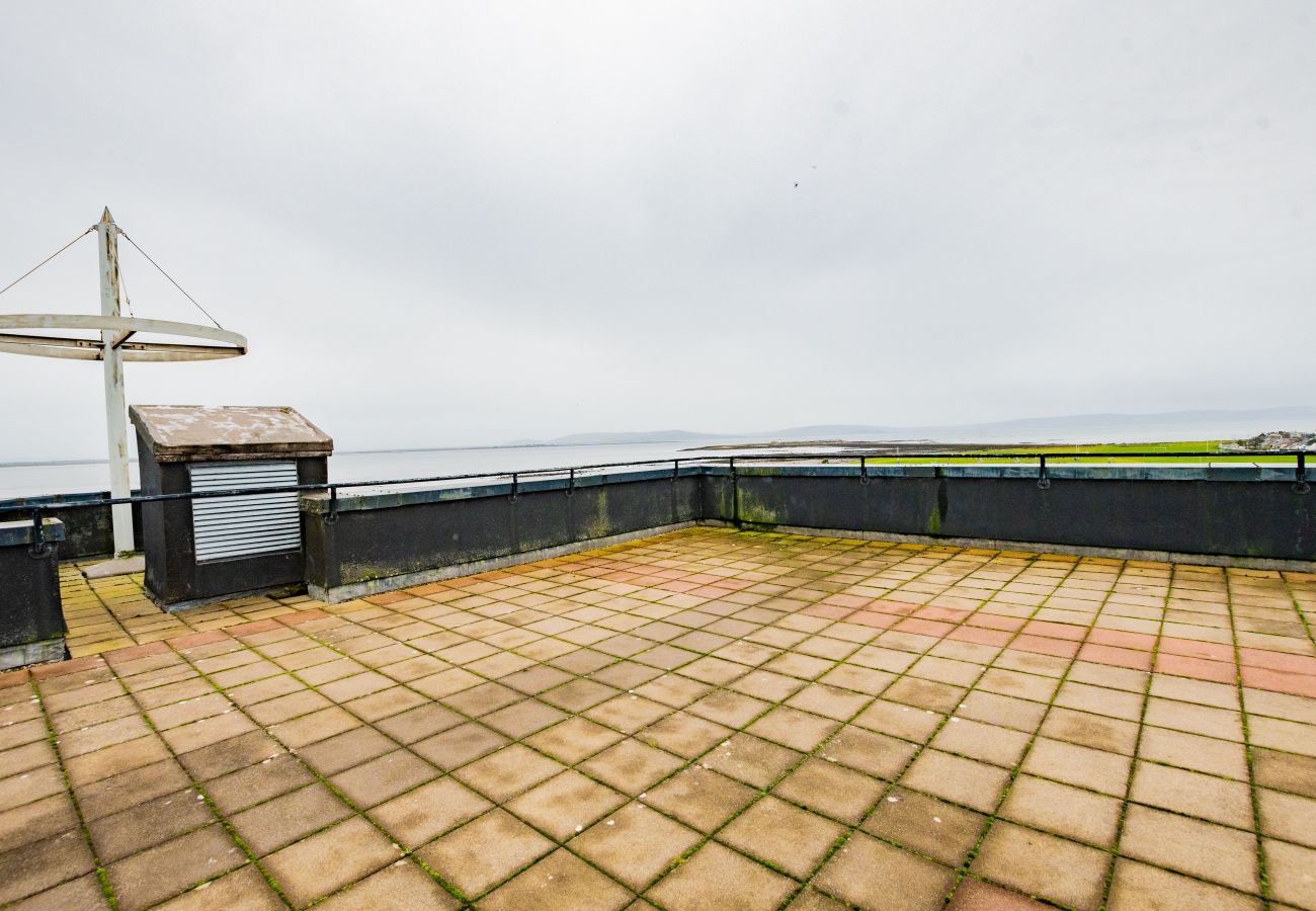 Apartment in Galway City - PENTHOUSE with Harbour and Panoramic Water Views. Private Rooftop Terrace. Family Friendly. Free Parking