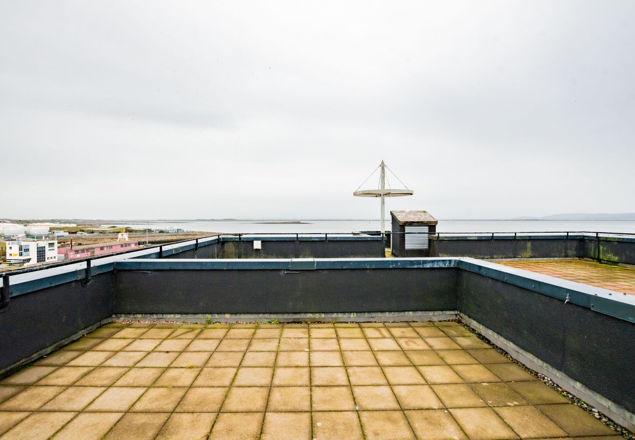 Apartment in Galway City - PENTHOUSE with Harbour and Panoramic Water Views. Private Rooftop Terrace. Family Friendly. Free Parking