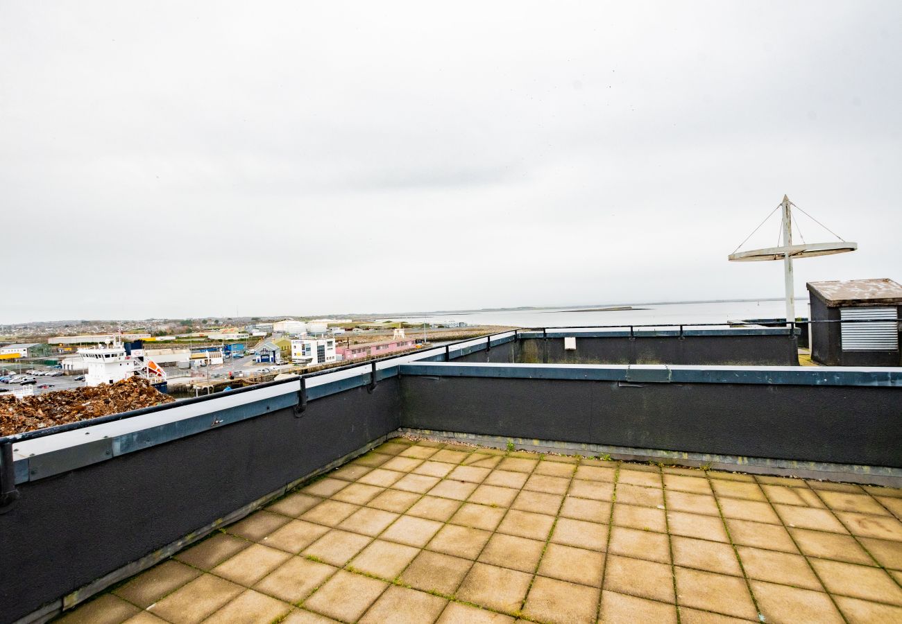 Apartment in Galway City - PENTHOUSE with Harbour and Panoramic Water Views. Private Rooftop Terrace. Family Friendly. Free Parking