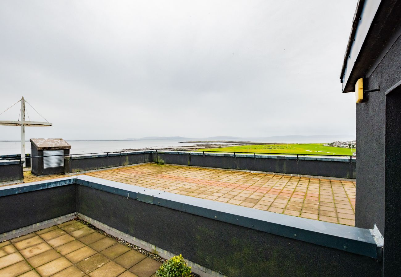 Apartment in Galway City - PENTHOUSE with Harbour and Panoramic Water Views. Private Rooftop Terrace. Family Friendly. Free Parking