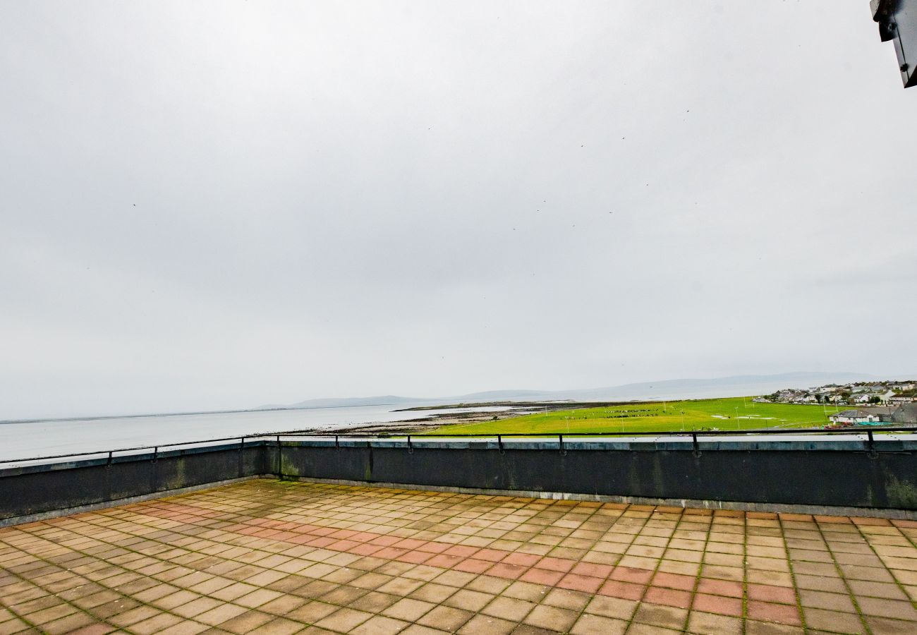 Apartment in Galway City - PENTHOUSE with Harbour and Panoramic Water Views. Private Rooftop Terrace. Family Friendly. Free Parking