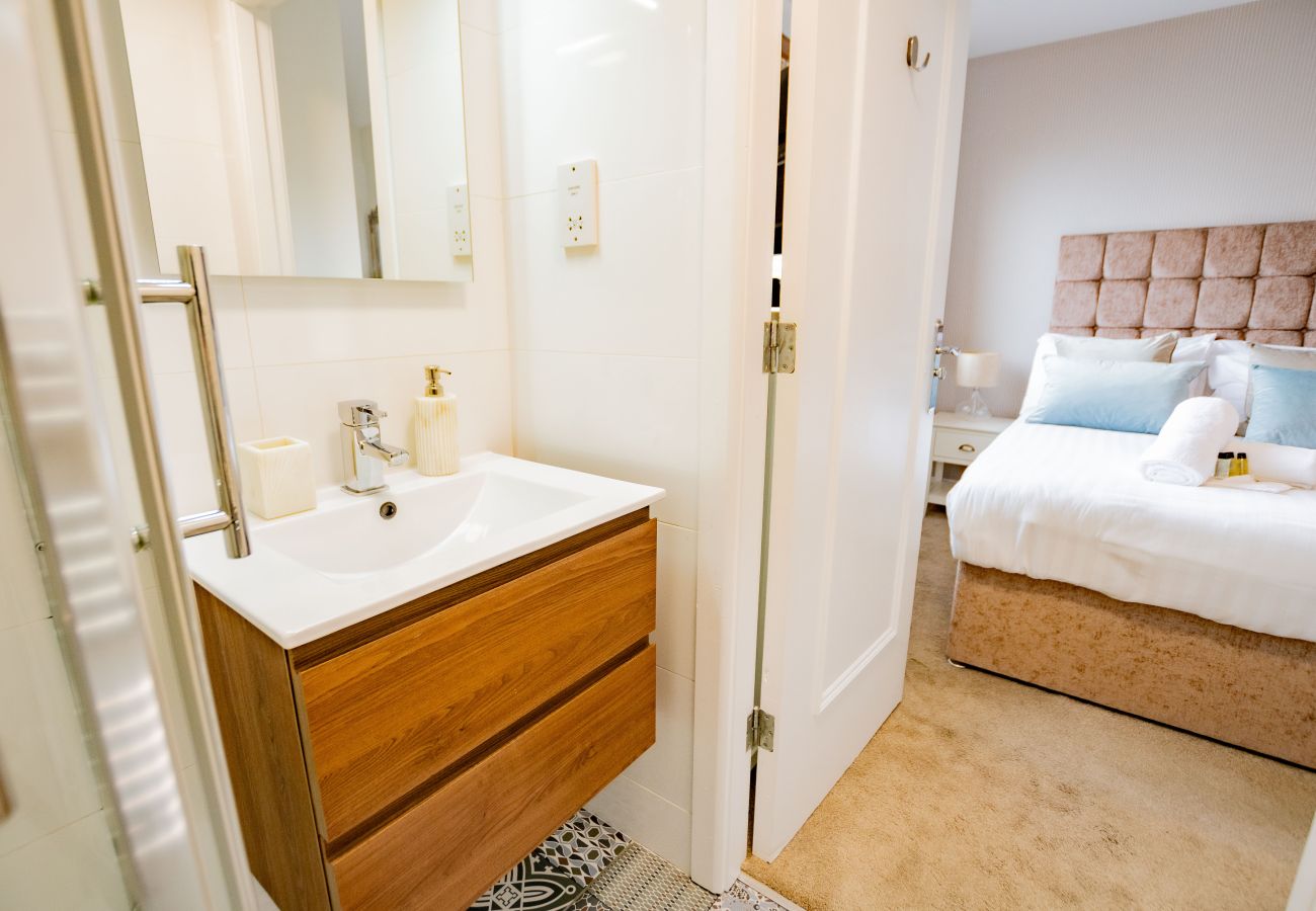 Apartment in Galway City - Luxury Living in the Heart of the City. Free Parking. 