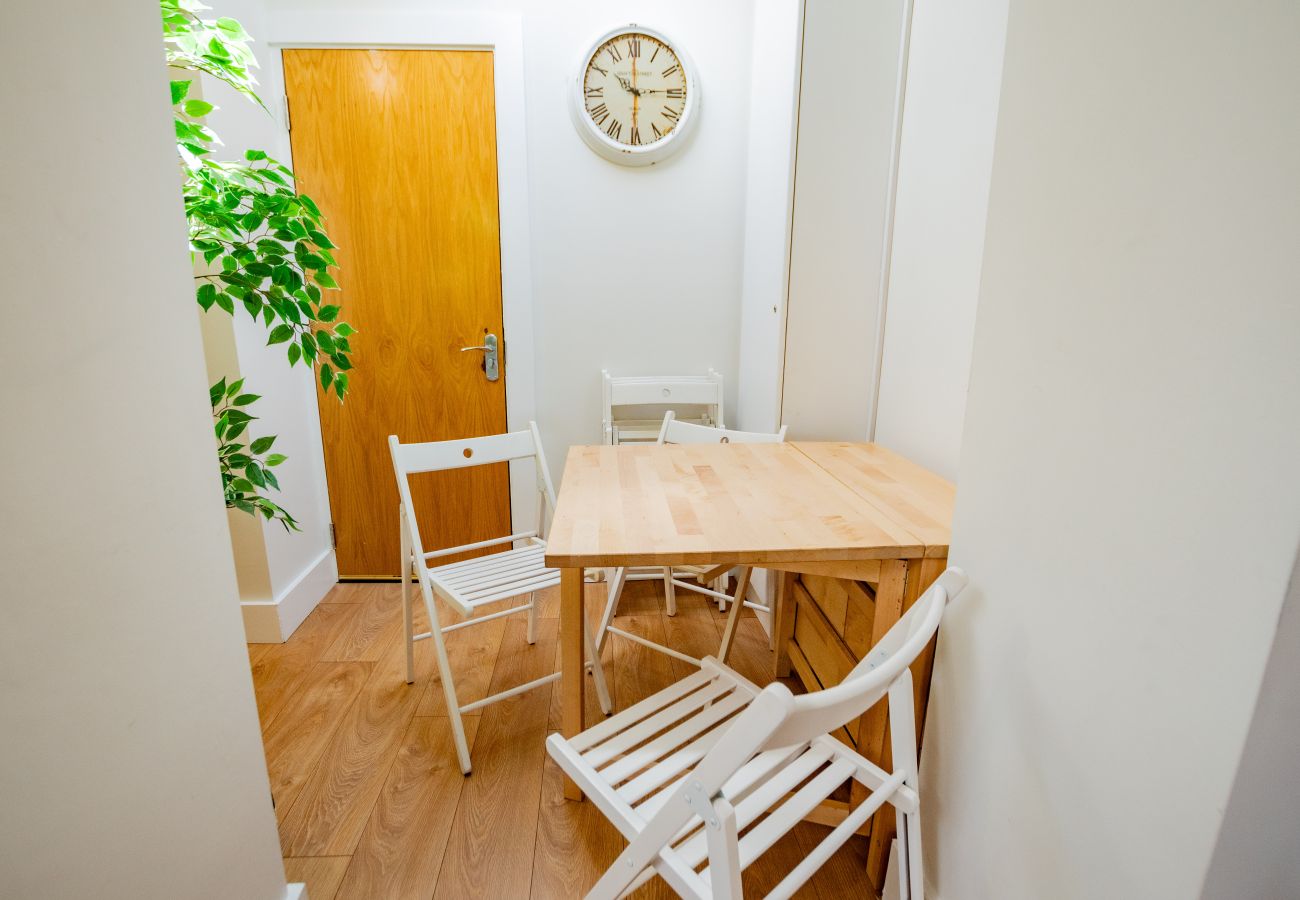 Apartment in Galway City - Eyre View Suites - Apt #3 - Sleeps 6