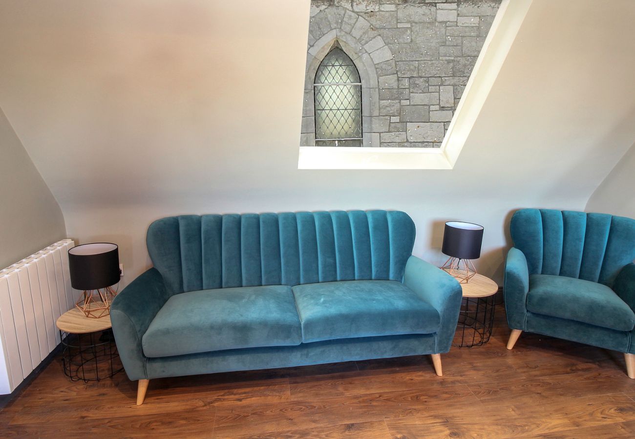 Apartment in Galway City - LOCATION! 2 bed/1 bath City Loft Apartment. 2 min walk to the Latin Quarter and Eyre Square. 