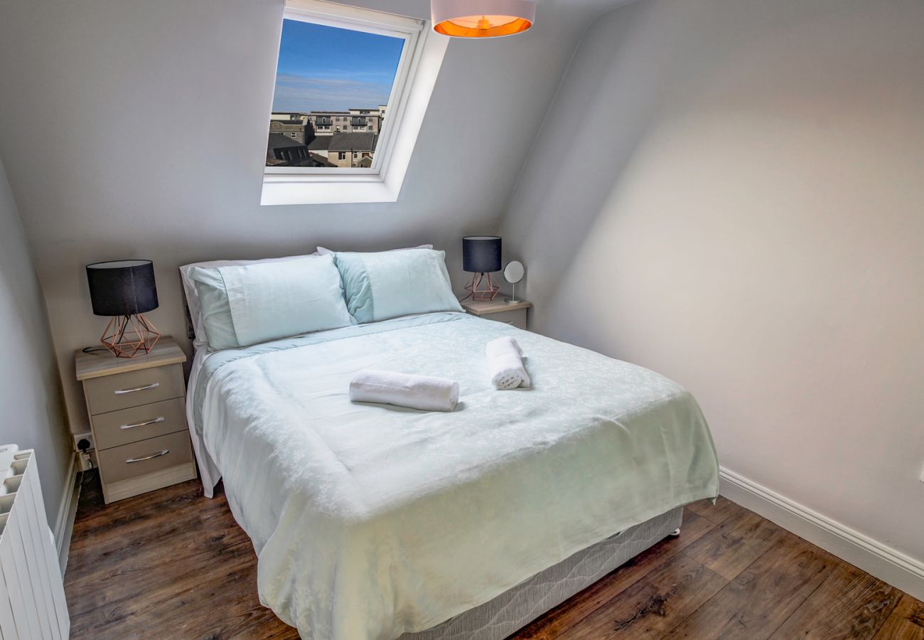 Apartment in Galway City - LOCATION! 2 bed/1 bath City Loft Apartment. 2 min walk to the Latin Quarter and Eyre Square. 