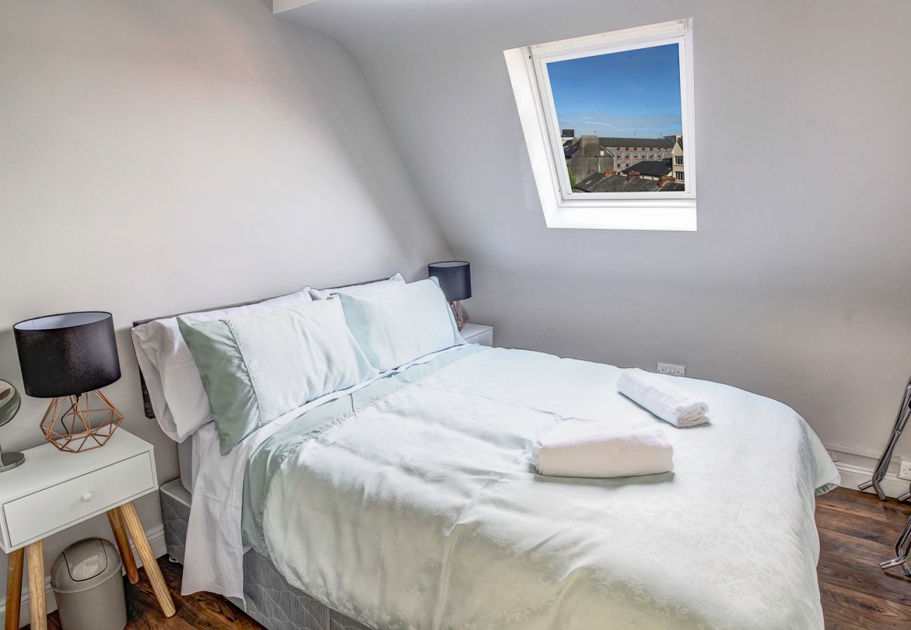 Apartment in Galway City - LOCATION! 2 bed/1 bath City Loft Apartment. 2 min walk to the Latin Quarter and Eyre Square. 