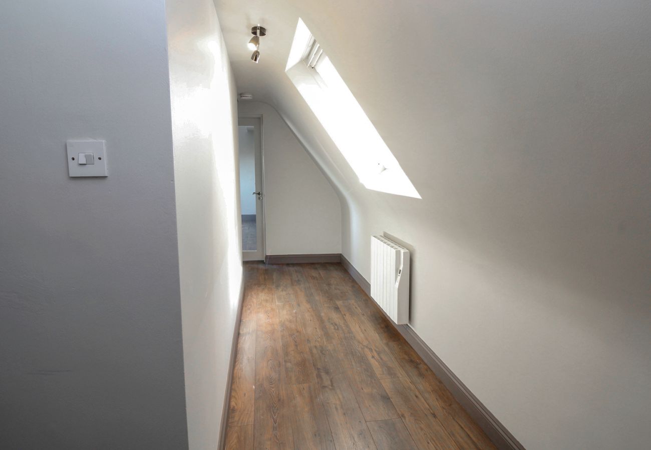 Apartment in Galway City - LOCATION! 2 bed/1 bath City Loft Apartment. 2 min walk to the Latin Quarter and Eyre Square. 