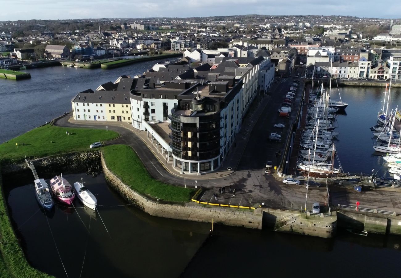 Apartment in Galway City - Long Walk Hideaway - GF 2Bed/2Bath