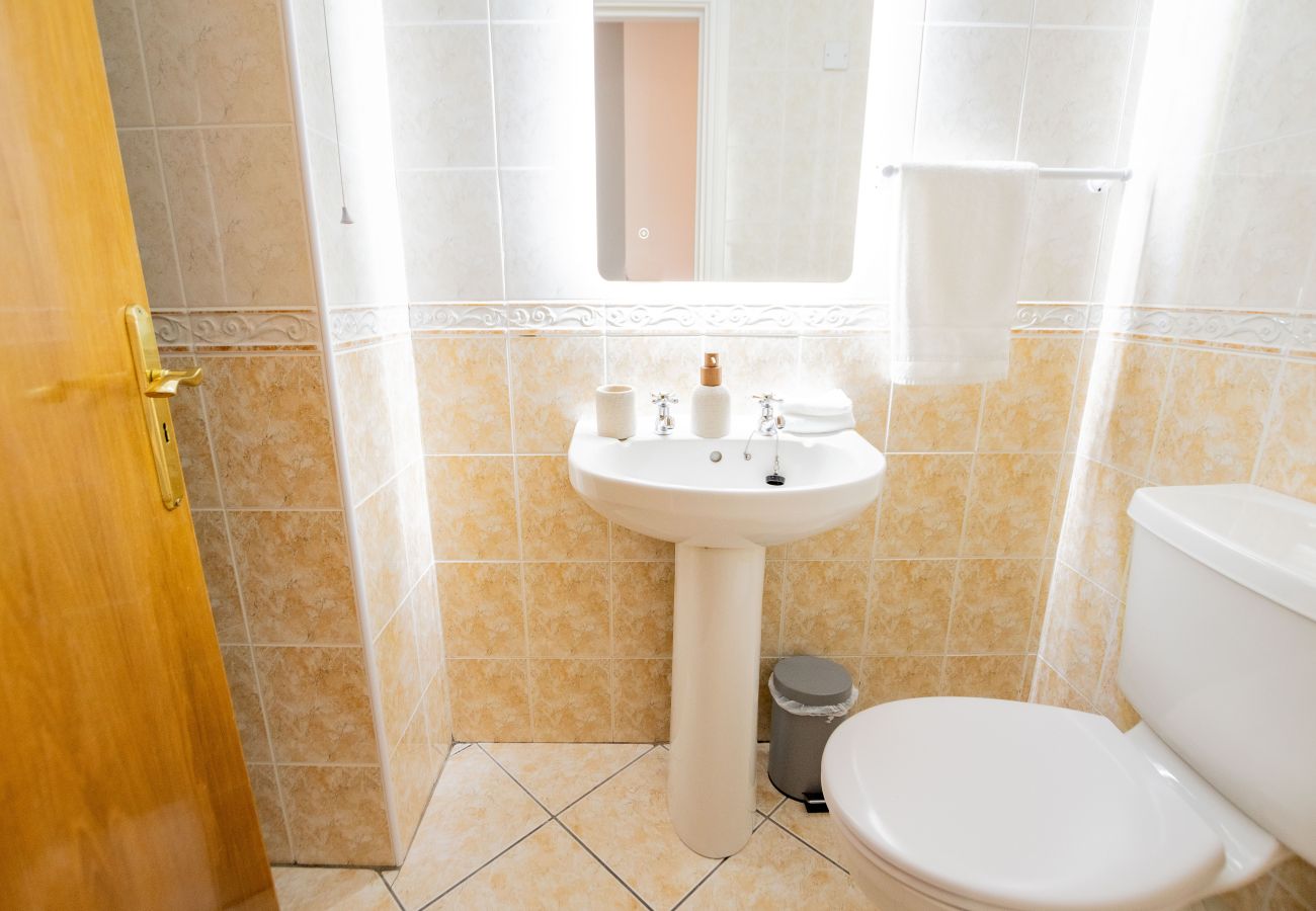 Apartment in Galway City - Long Walk Hideaway - GF 2Bed/2Bath