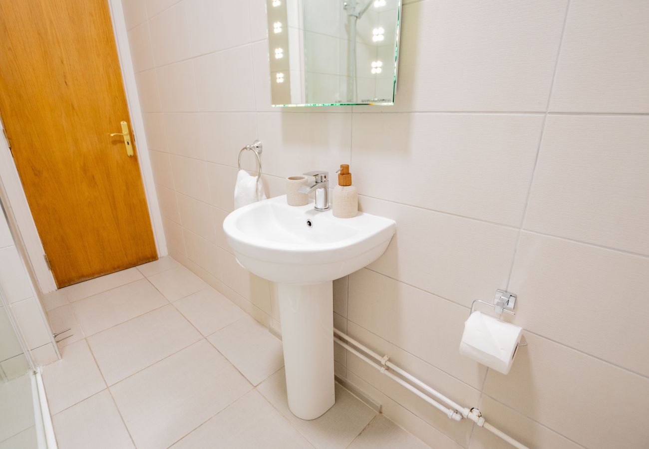 Apartment in Galway City - Long Walk Hideaway - GF 2Bed/2Bath