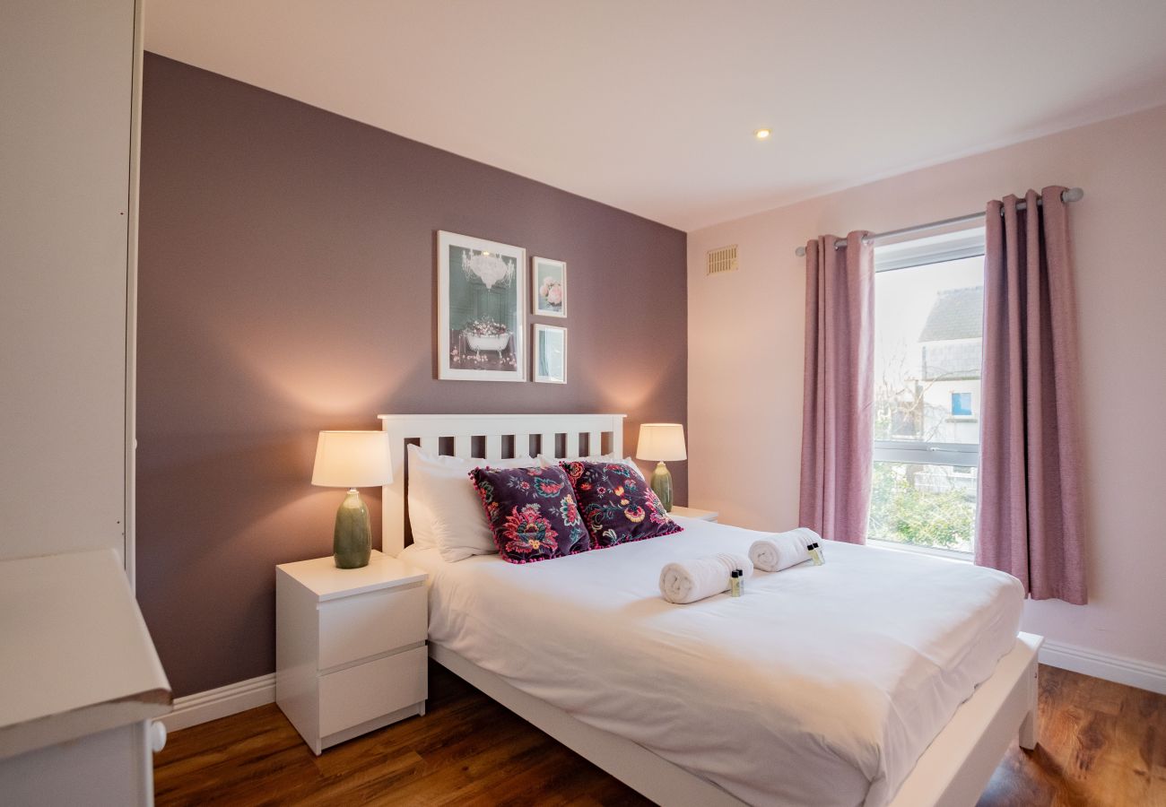 House in Galway City - Modern townhouse - Free Parking - sleeps 11 