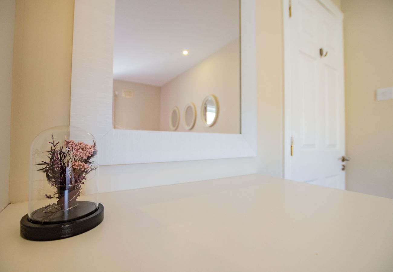 House in Galway City - Modern townhouse - Free Parking - sleeps 11 