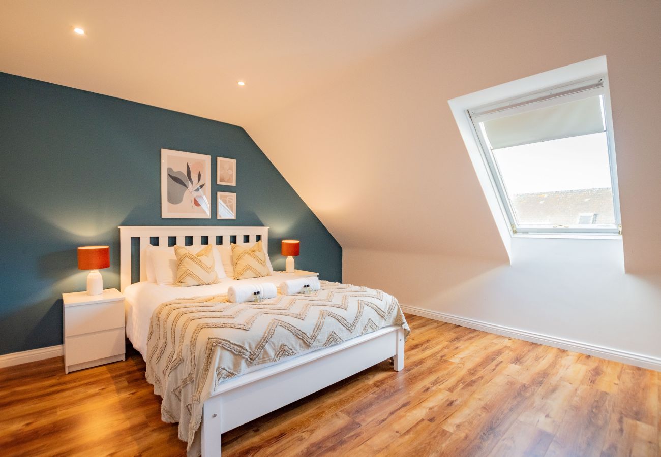 House in Galway City - Modern townhouse - Free Parking - sleeps 11 