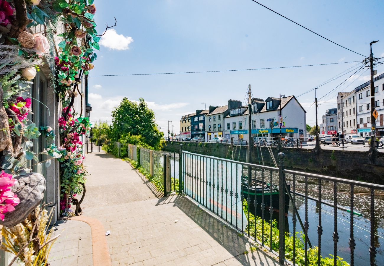 Apartment in Galway City - The Westend Hideaway #2 - Sleeps 4