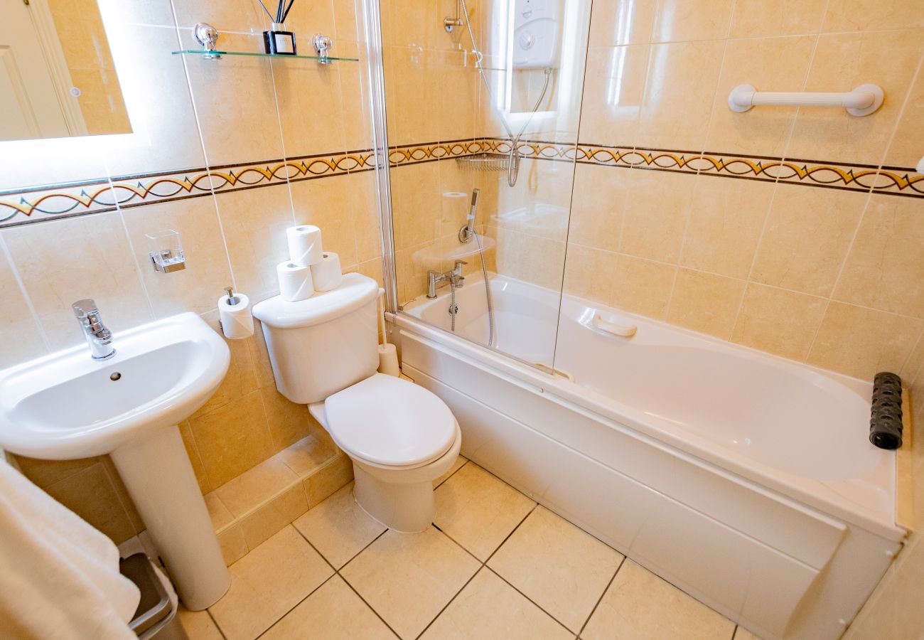 Apartment in Salthill - The Blackrock Retreat- Salthill - free parking 